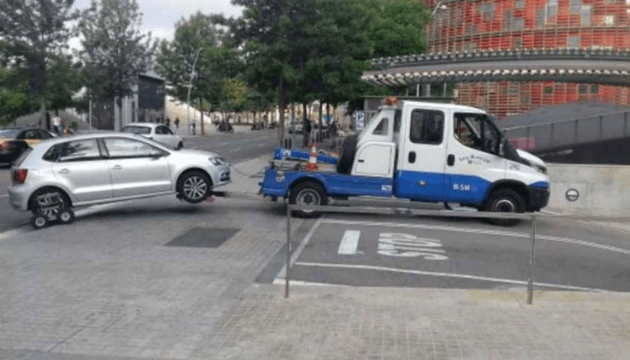 Grúa municipal Barcelona coche